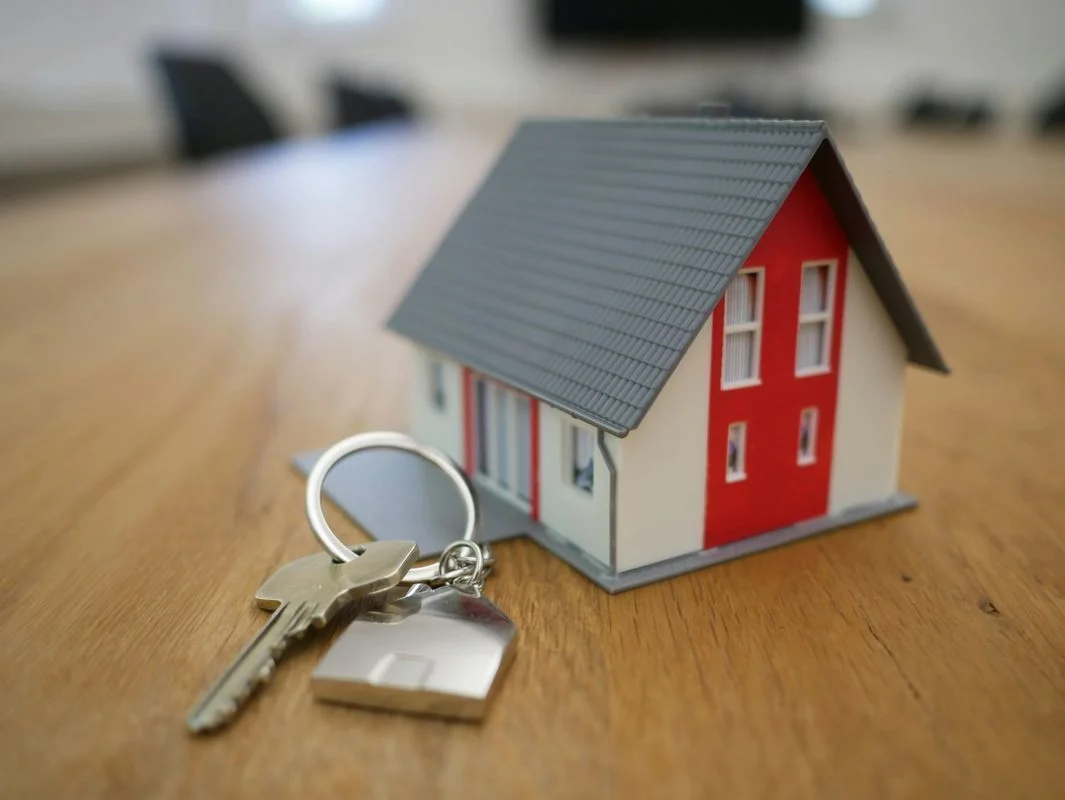 Renting your first home in Europe: dossier, viewing rules, utilities and real scam shields